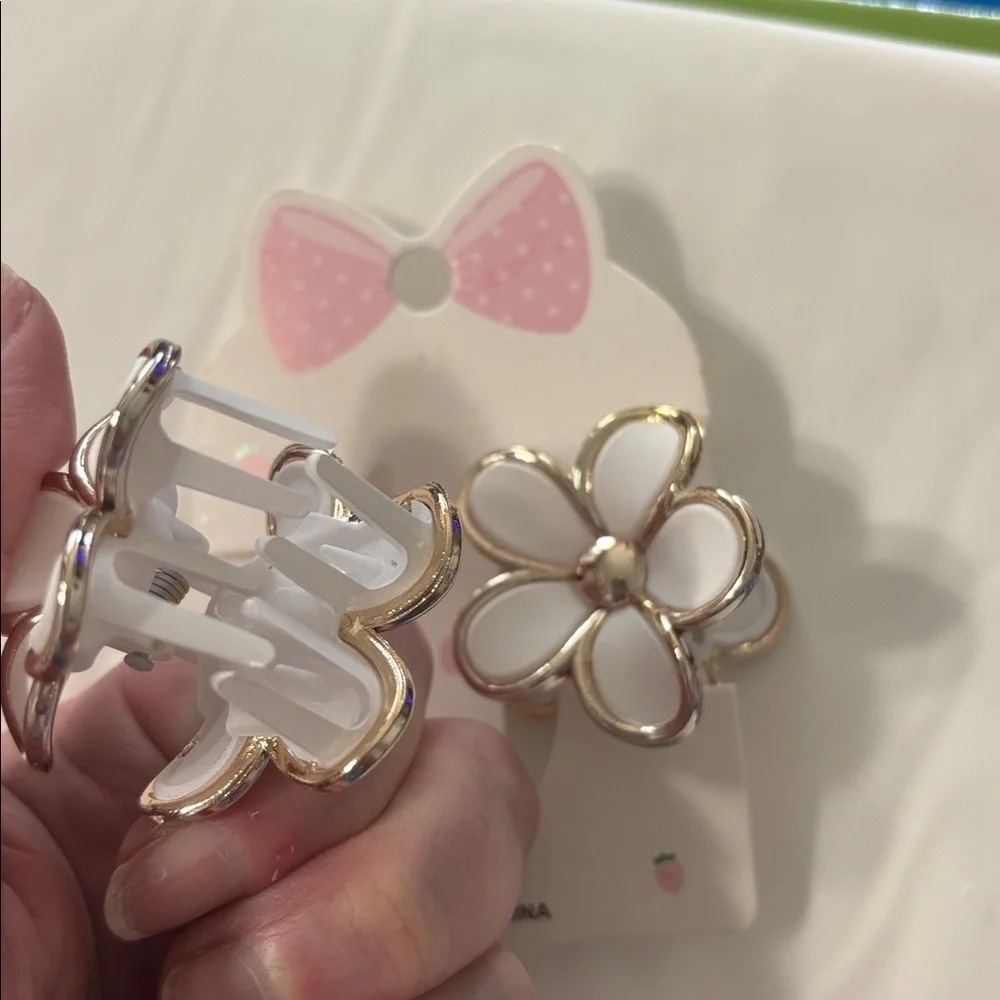 White Flower Hair Clips (1 Pair)